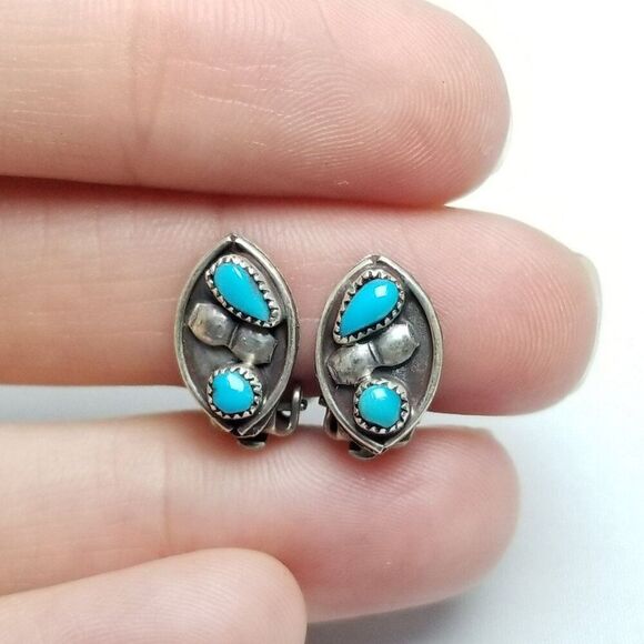 Vintage Silver Tone and Blue Stone Cabochon Clip On Earrings, Unsigned Estate - Picture 2 of 6